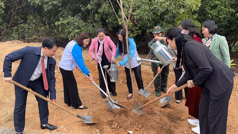 Các đại biểu trồng cây tại Đền thờ nữ Tiến sĩ Nguyễn Thị Duệ.