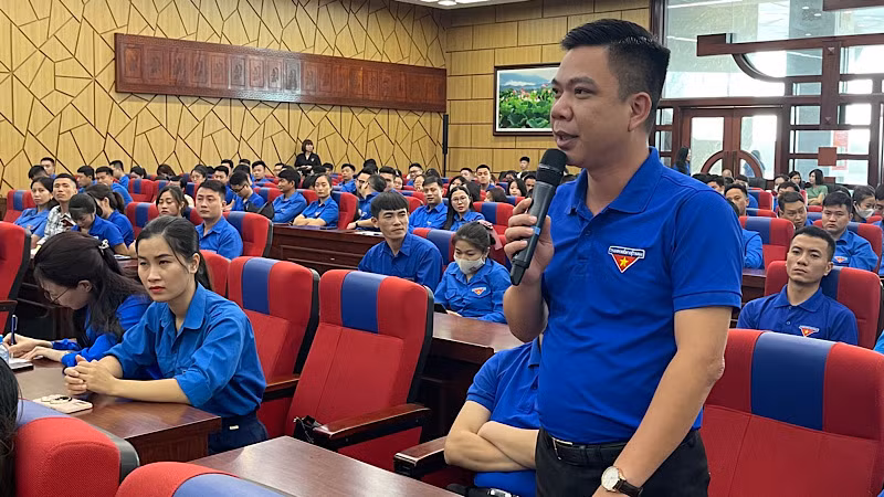 Đồng chí Nguyễn Đức Thực, Bí thư Đoàn phường Sao Đỏ, thành phố Chí Linh nêu ý kiến về thanh niên khởi nghiệp tại buổi đối thoại.