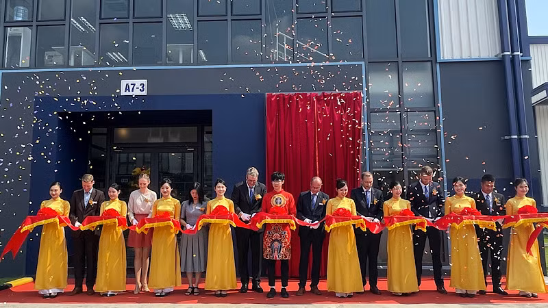 Cắt băng khánh thành nhà máy đầu tiên của Tập đoàn Công nghệ HARTING tại Hải Dương.