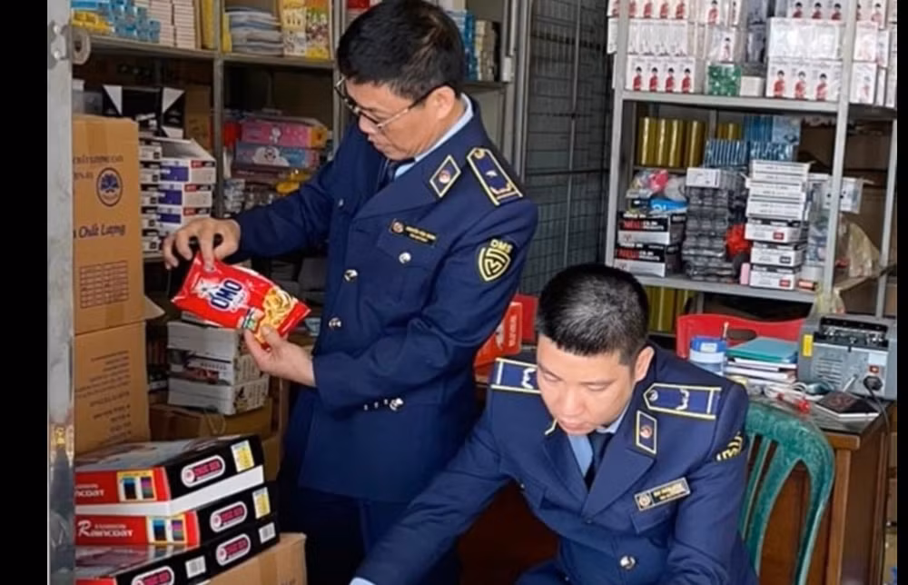 Cán bộ quản lý thị trường kiểm tra hàng hóa bầy bán tại cửa hàng của ông N.V.K.