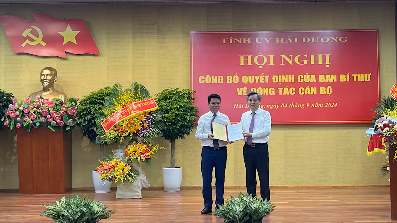 Đồng chí Nguyễn Quang Dương, Ủy viên Trung ương Đảng, Phó Trưởng Ban Tổ chức Trung ương trao Quyết định của Ban Bí thư phân công Thiếu tướng Lê Ngọc Châu tham gia Ban Chấp hành, Ban Thường vụ và giữ chức Phó Bí thư Tỉnh ủy Hải Dương.