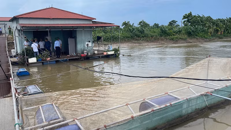 Lãnh đạo tỉnh Hải Dương kiểm tra công tác phòng, chống bão số 3 trên các lồng bè nuôi cá ở huyện Nam Sách.