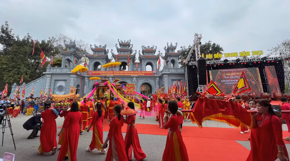 Thực hiện nghi lễ rước nước ở đền Tranh. Thực hiện nghi lễ rước nước ở đền Tranh.