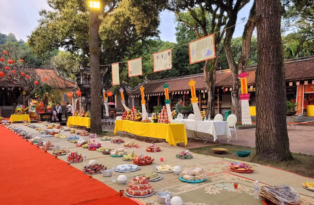 Rất nhiều sản vật đồ chay được dâng lên Phật, Thánh tại Lễ Đàn Mông Sơn thí thực.