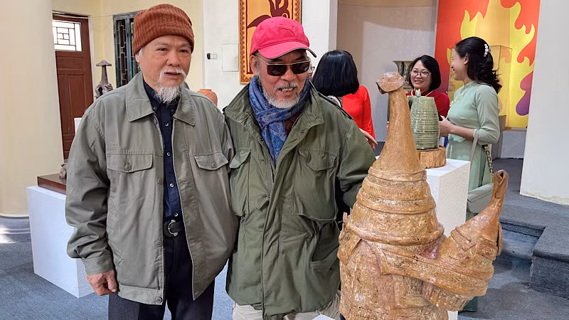 Một góc trưng bày gốm nghệ thuật.