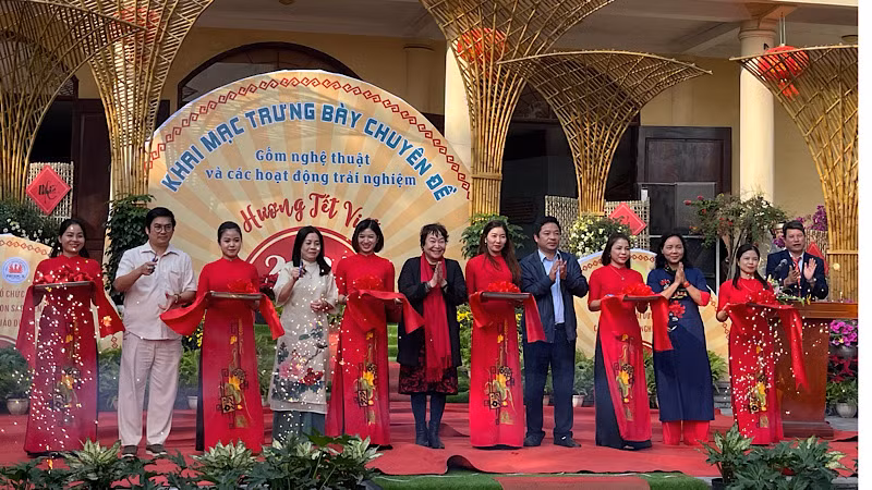 Các đại biểu cắt băng khai mạc trưng bày chuyên đề.