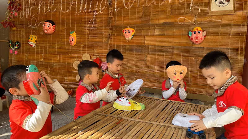 Các em nhỏ trải nghiệm hoạt động họa tiết mặt nạ giấy bồi.