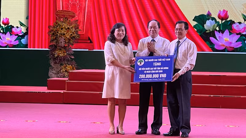 Trung ương Hội người cao tuổi Việt Nam tặng hội viên Hội Người cao tuổi Hải Dương có hoàn cảnh khó khăn 200 triệu đồng.