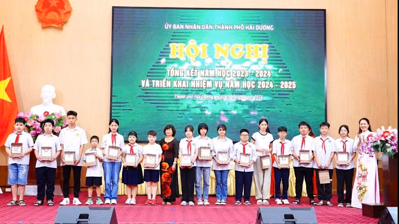 Thành phố Hải Dương biểu dương khen thưởng các em học sinh đạt thành tích cao trong học tập.