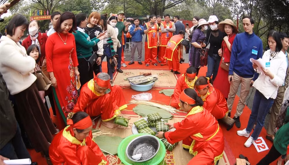 Thi gói bánh chưng tại lễ hội.