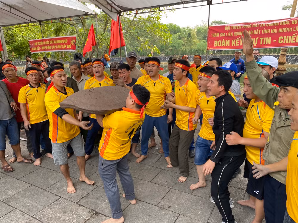 Liên hoan pháo đất tại lễ hội.