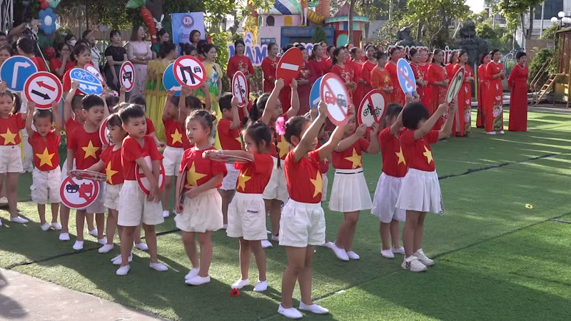 Trẻ mầm non tham dự phần thi tìm hiểu kiến thức về an toàn giao thông.