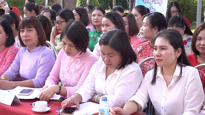 Cán bộ quản lý các trường mầm non tham dự Ngày hội "chung tay xây dựng văn hóa giao thông cho nụ cười trẻ thơ".