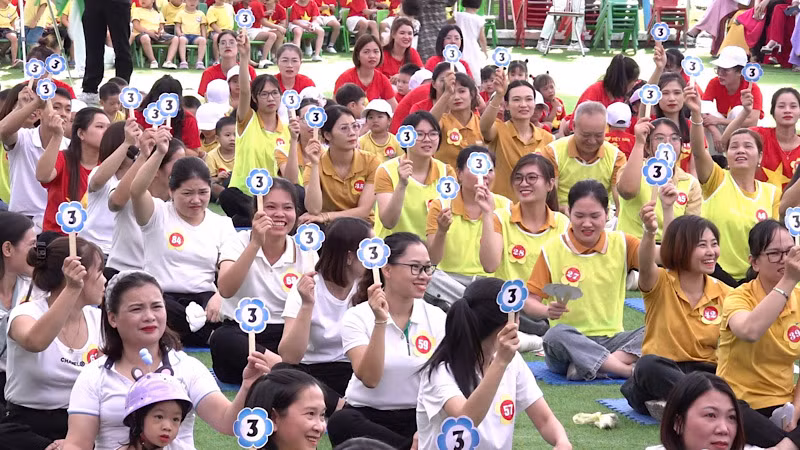 Phụ huynh học sinh tham gia phần thi kiến thức về an toàn giao thông.