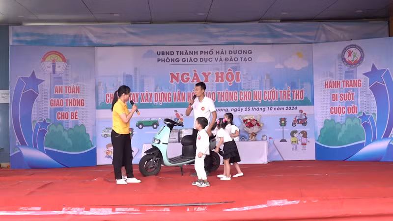 Hoạt cảnh giao lưu văn nghệ tại Ngày hội.