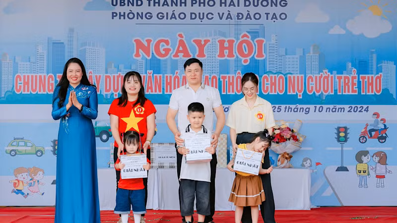 Ban tổ chức trao giải Nhất các phần thi tới các gia đình.