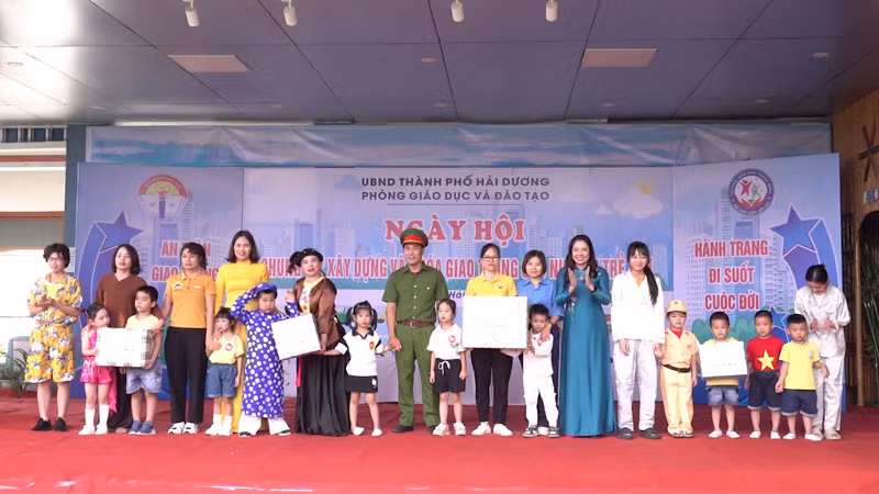 Ban tổ chức trao giải thưởng, tặng quà lưu niệm tới các đội thi.