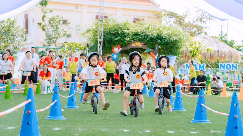Trẻ mẫu giáo thi đua xe an toàn.