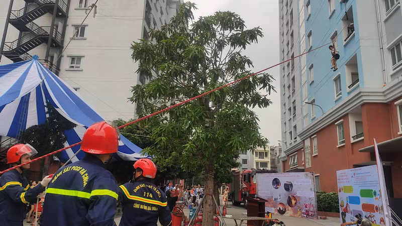 Trẻ em thử nghiệm thoát hiểm từ tầng 4 nhà chung cư.