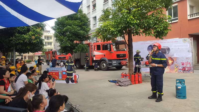 Đông đảo người dân tham dự tuyên truyền và trải nghiệm kiến thức về phòng cháy, chữa cháy và cứu nạn, cứu hộ.