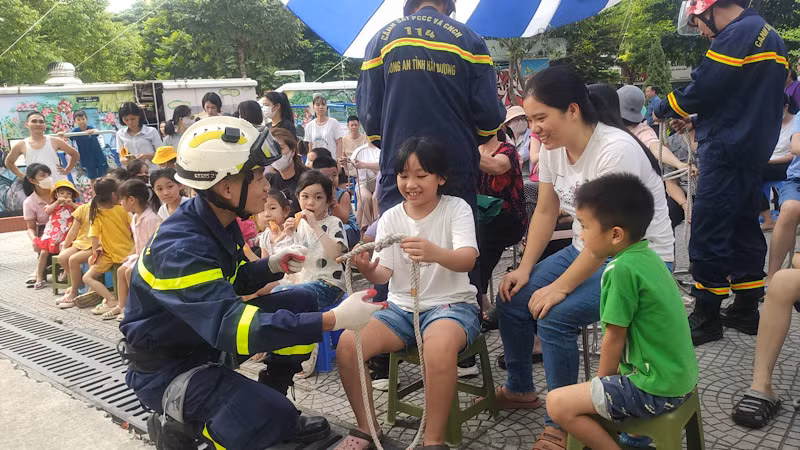 Hướng dẫn các em thiếu niên, nhi đồng cách thắt nút dây thoát hiểm.