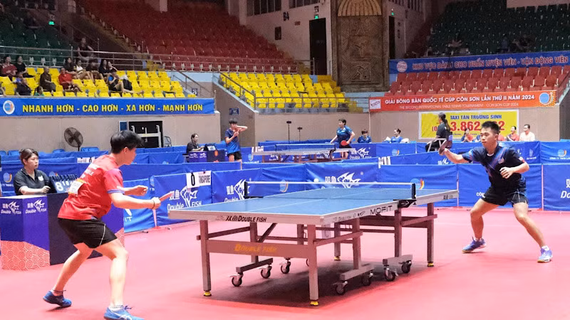 Các vận động viên thi đấu nội dung đồng đội nam.