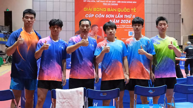 Các cây vợt Quảng Tây Trung Quốc giành chức vô địch đồng đội nam.