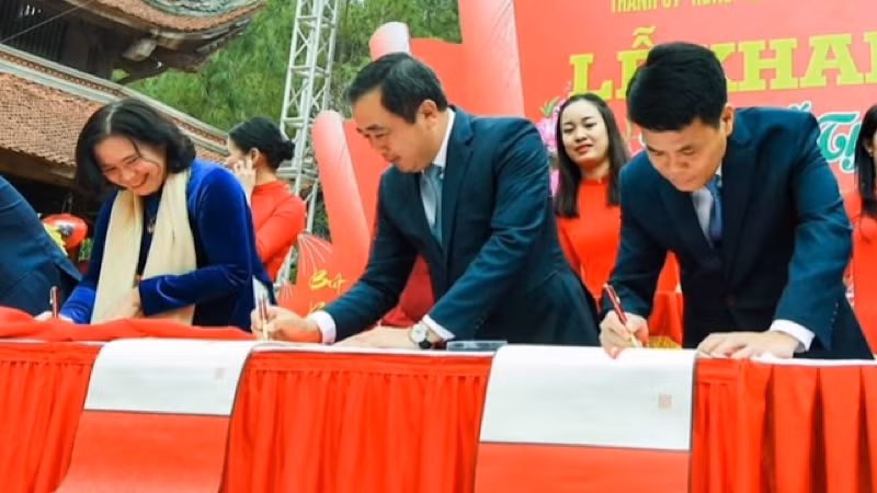 Các đại biểu dự Lễ thực hiện khai bút bằng chữ quốc ngữ. Các đại biểu dự Lễ thực hiện khai bút bằng chữ quốc ngữ.