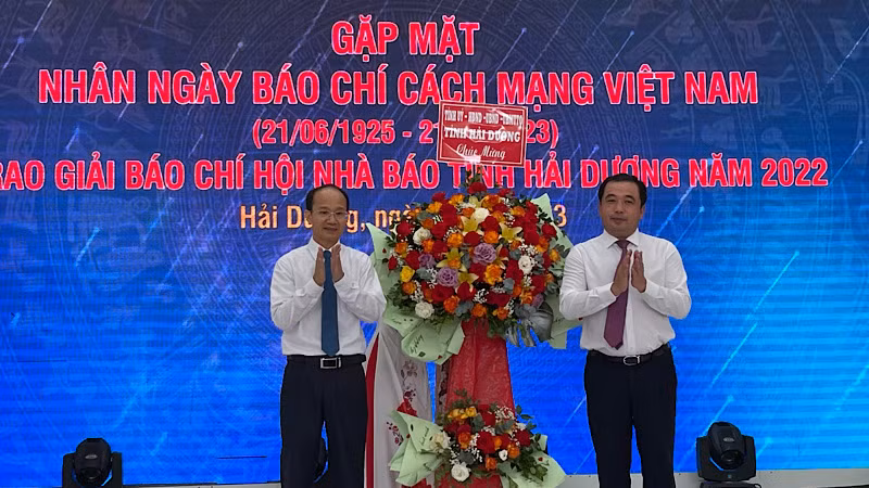 Đồng chí Trần Đức Thắng, Bí thư Tỉnh ủy Hải Dương tặng hoa chúc mừng đội ngũ những người làm báo.