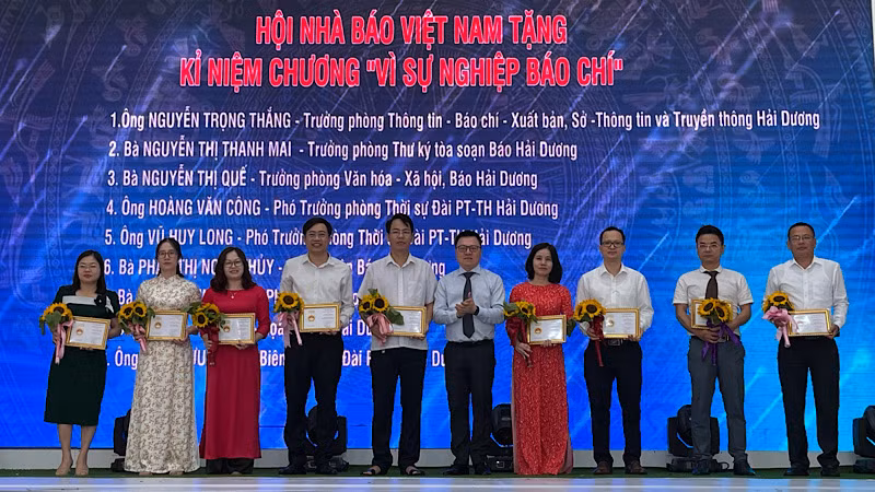 Chủ tịch Hội Nhà báo Việt Nam Lê Quốc Minh trao tặng Kỷ niệm chương “Vì sự nghiệp báo chí” cho những cán bộ có nhiều cống hiến.