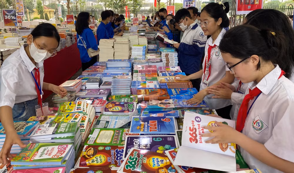 Đông đảo học sinh tham dự Ngày Sách và Văn hoá đọc.