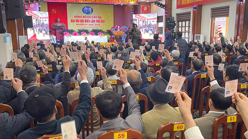 Các đảng viên biểu quyết thông qua chương trình Đại hội Các đảng viên biểu quyết thông qua chương trình Đại hội