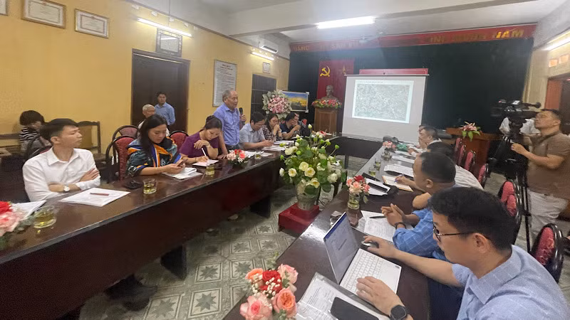 Các nhà khoa học và cán bộ văn hóa tỉnh Hải Dương thảo luận đánh giá kết quả thăm dò, khai quật di tích Thành Dền.