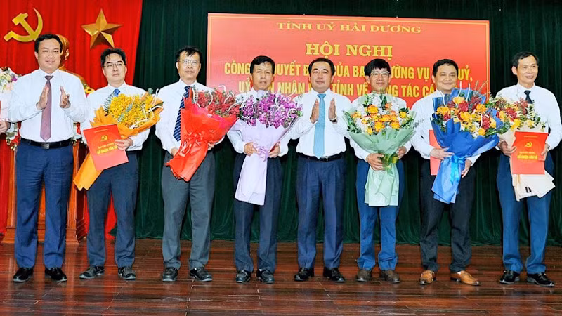 Lãnh đạo tỉnh Hải Dương tặng hoa chúc mừng các cán bộ được điều động, bổ nhiệm.