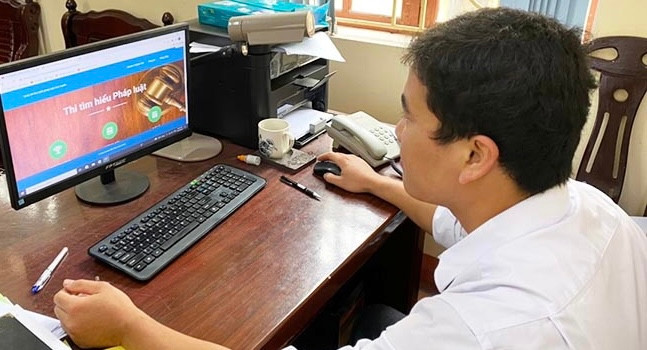 Cán bộ tỉnh Hải Dương tham gia cuộc thi tìm hiểu pháp luật trực tuyến.