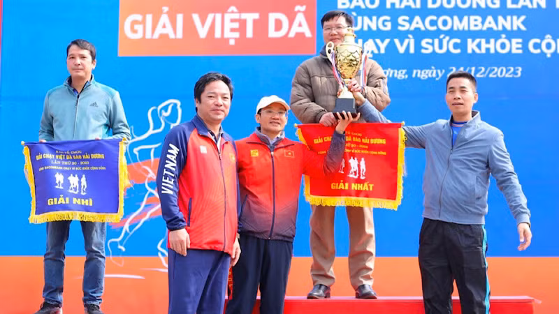 Đoàn thị xã Kinh Môn nhận Cờ và Cup nhất toàn đoàn. (Ảnh: Báo Hải Dương)