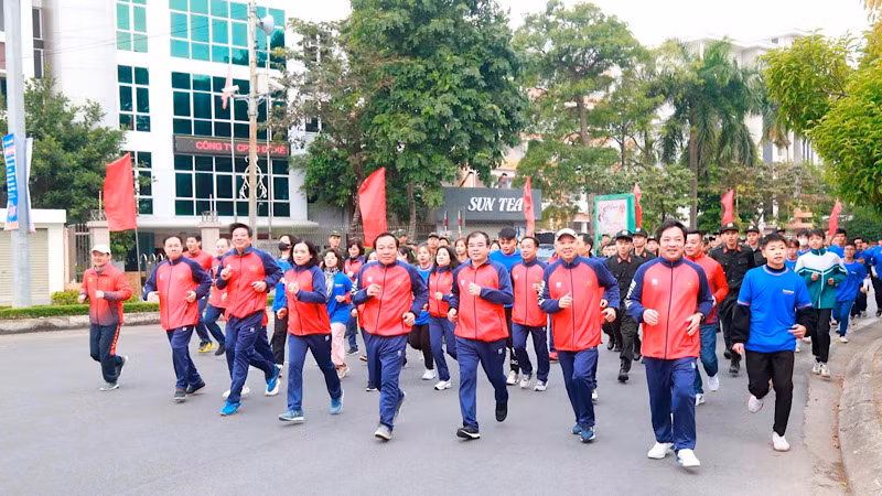 Các đồng chí lãnh đạo tỉnh Hải Dương tham gia chạy hưởng ứng vì sức khoẻ cộng đồng.(Ảnh: Báo Hải Dương)