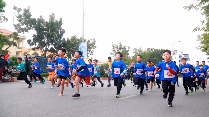 Các vận động viên nhi đồng nam tham dự giải chạy. (Ảnh: Báo Hải Dương)