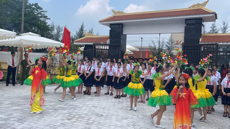 Các cháu học sinh phường Ái Quốc báo công lên Bác nhân dịp kết thúc năm học 2023-2024.