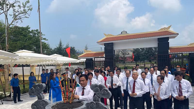 Lãnh đạo tỉnh Hải Dương dâng hương tưởng nhớ Chủ tịch Hồ Chí Minh.