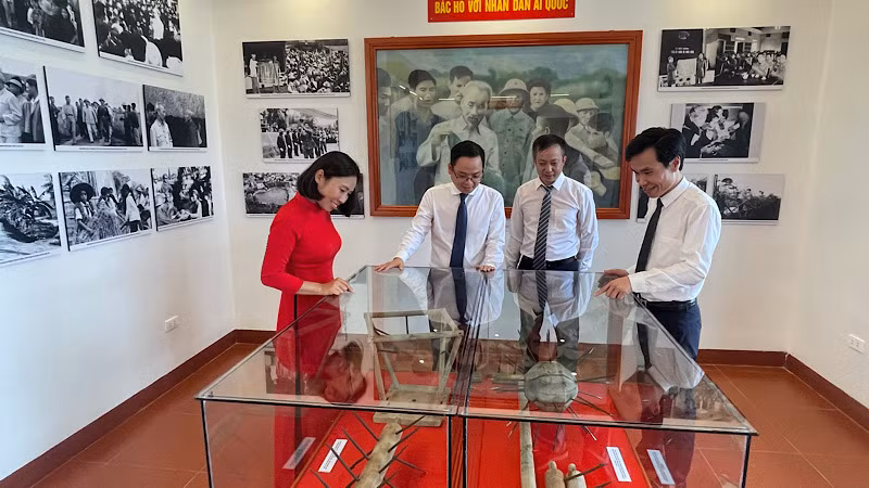 Cán bộ thành phố Hải Dương xem lại hiện vật là những vũ khí thô sơ được nhân dân Hải Dương sử dụng trong kháng chiến chống Pháp.