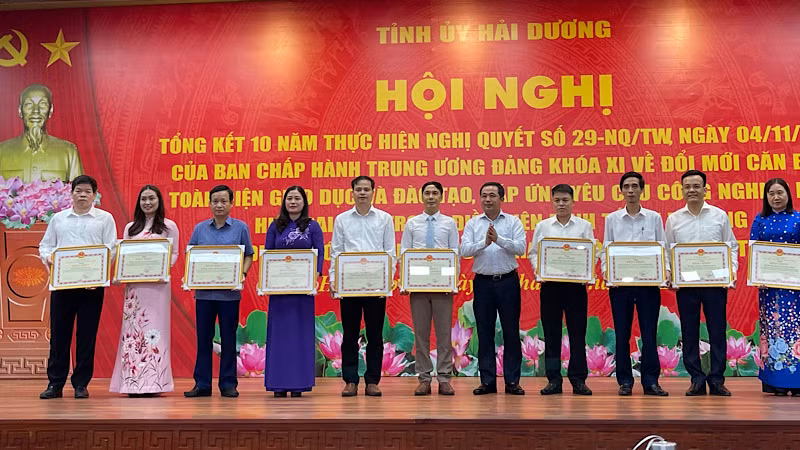 Đồng chí Trần Đức Thắng, Ủy viên Trung ương Đảng, Bí thư Tỉnh ủy Hải Dương tặng Bằng khen 11 tập thể và 15 cá nhân có thành tích xuất sắc trong thực hiện Nghị quyết số 29-NQ/TW của Ban Chấp hành Trung ương Đảng.