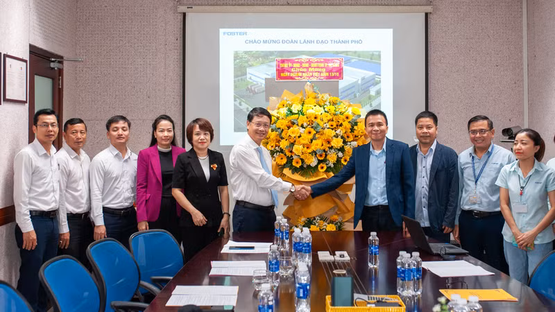 Đoàn công tác của lãnh đạo thành phố chúc mừng Công ty TNHH Điện tử Foster Đà Nẵng nhân Ngày Doanh nhân Việt Nam.