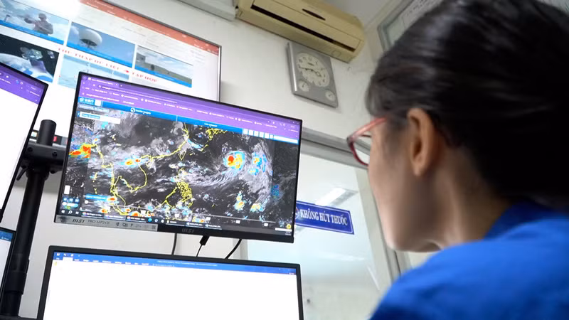 Cán bộ thực hiện nhiệm vụ cảnh báo, dự báo khí tượng thủy văn.