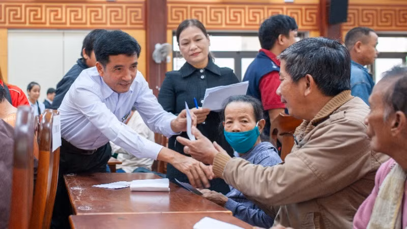 Đại diện chương trình trao quà cho các đối tượng có hoàn cảnh khó khăn tại huyện Hòa Vang.