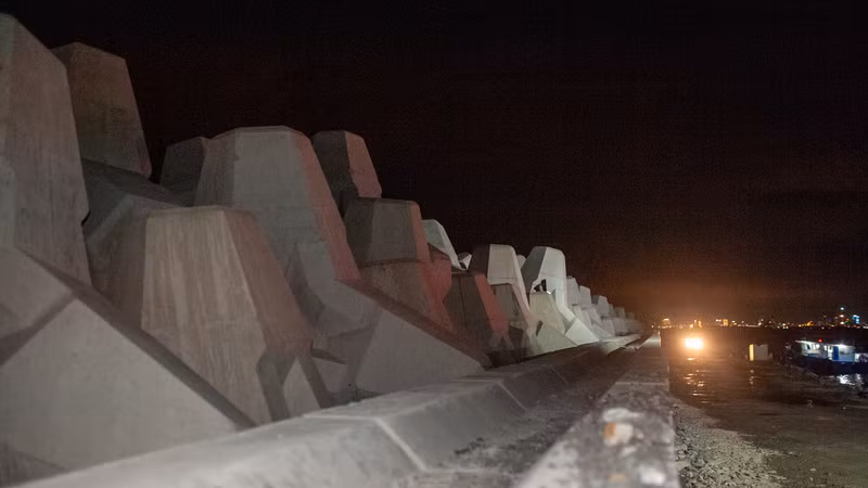 Hạng mục khối đê, kè chắn sóng đã thành hình.