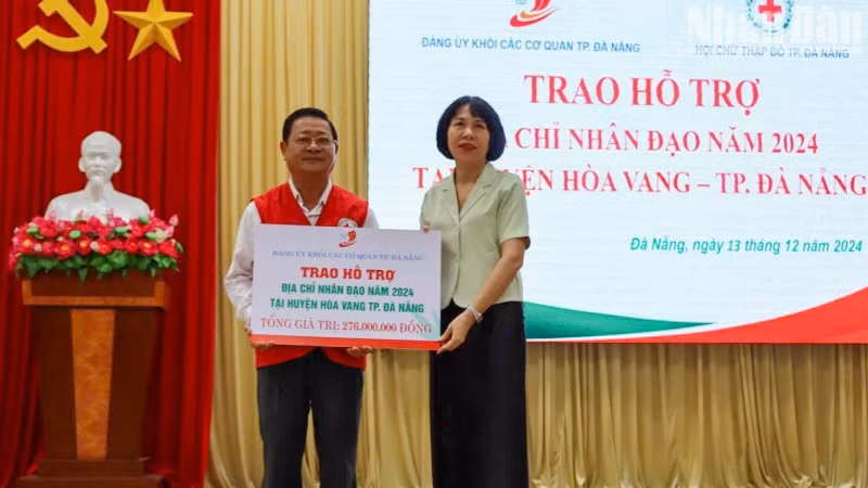 Đảng ủy Khối các cơ quan thành phố Đà Nẵng trao hỗ trợ địa chỉ nhân đạo năm 2024.