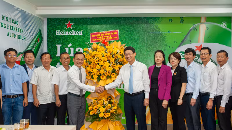 Đoàn công tác của lãnh đạo thành phố chúc mừng Nhà máy bia Heineken tại Đà Nẵng nhân ngày 13/10.
