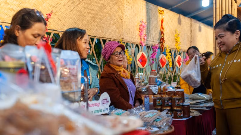 Phiên chợ có nhiều sản phẩm từ nông sản, thủ công mỹ nghệ, thực phẩm chế biến sẵn đến các sản phẩm đặc sản vùng miền.