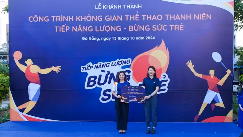 Trao bảng tượng trưng công trình Không gian thể thao thanh niên.